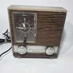 Vintage Fleetwood Solid State AM Clock Radio Model 5091 Made in Japan.